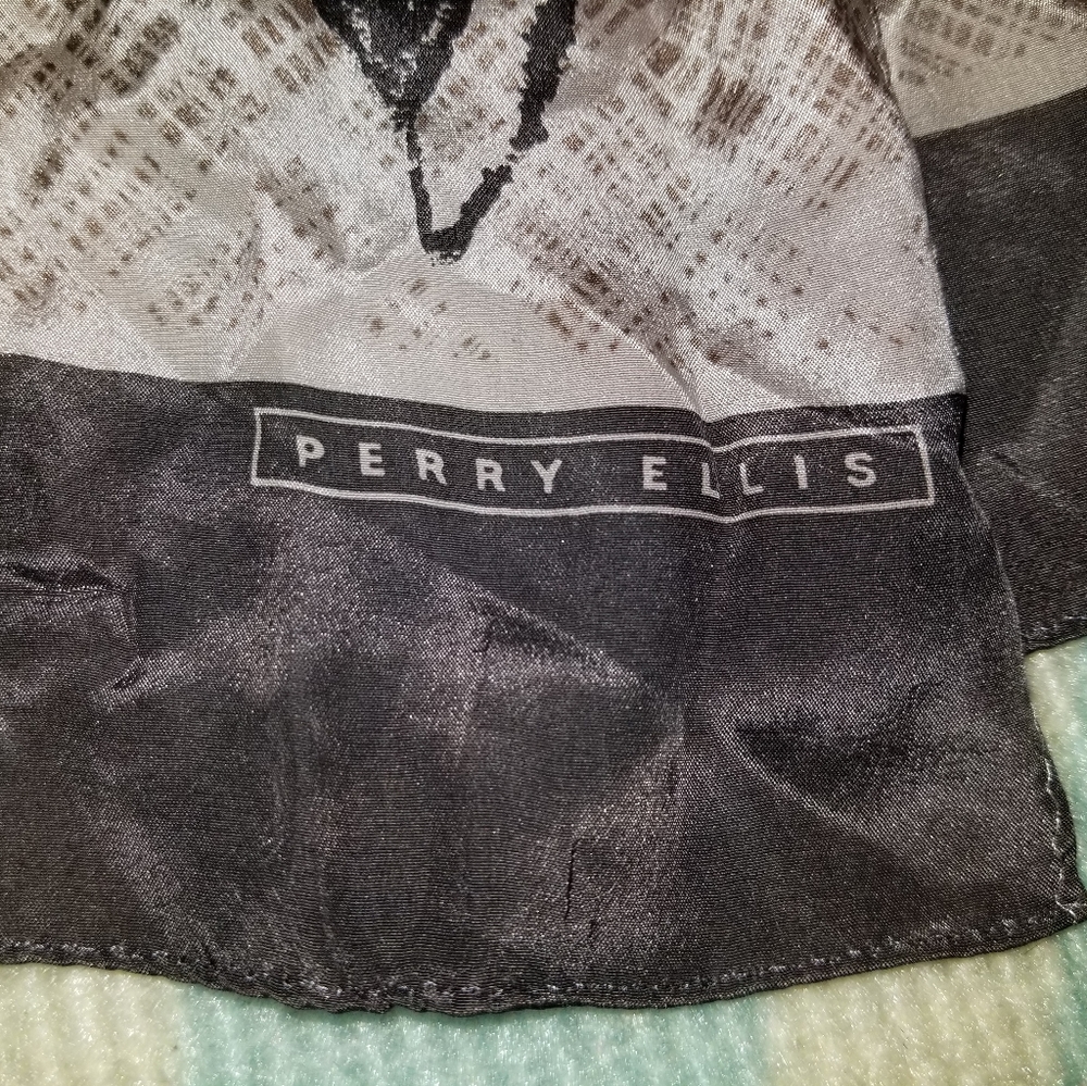 Perry Ellis Scarf leaf pattern - Picture 6 of 8